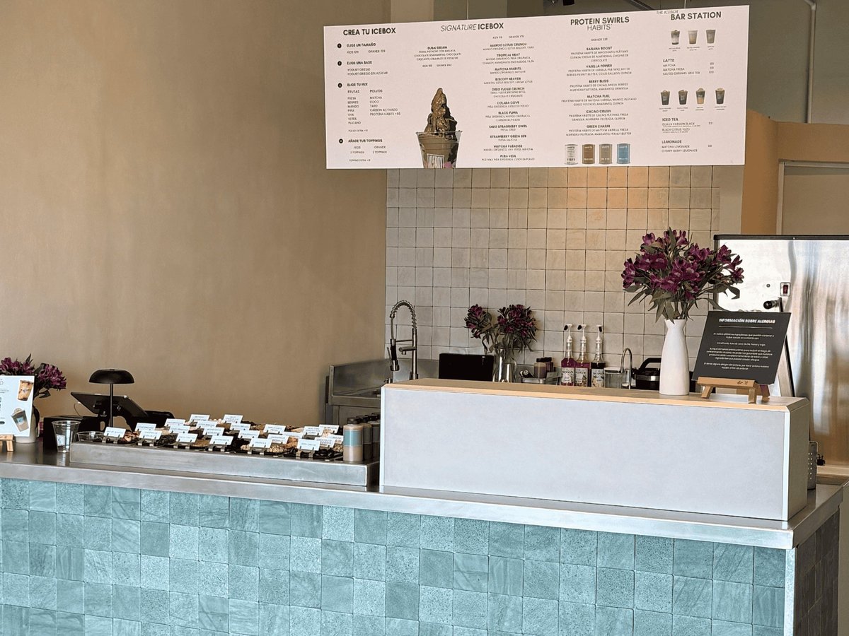 Local de Icebox San Francisco con mostrador moderno y menú